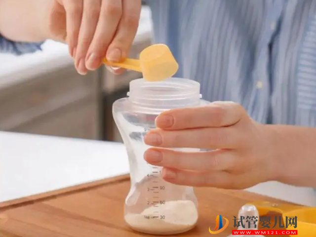 0-6個(gè)月寶寶吃奶粉量有標(biāo)準(zhǔn),這兩個(gè)計(jì)算公式很實(shí)用(圖1) 0-6個(gè)月寶寶吃奶粉量有標(biāo)準(zhǔn),這兩個(gè)計(jì)算公式很實(shí)用(圖1)